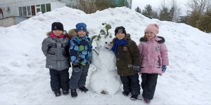 В Анисимовском ресурсном центре дети на прогулке лепили снеговиков